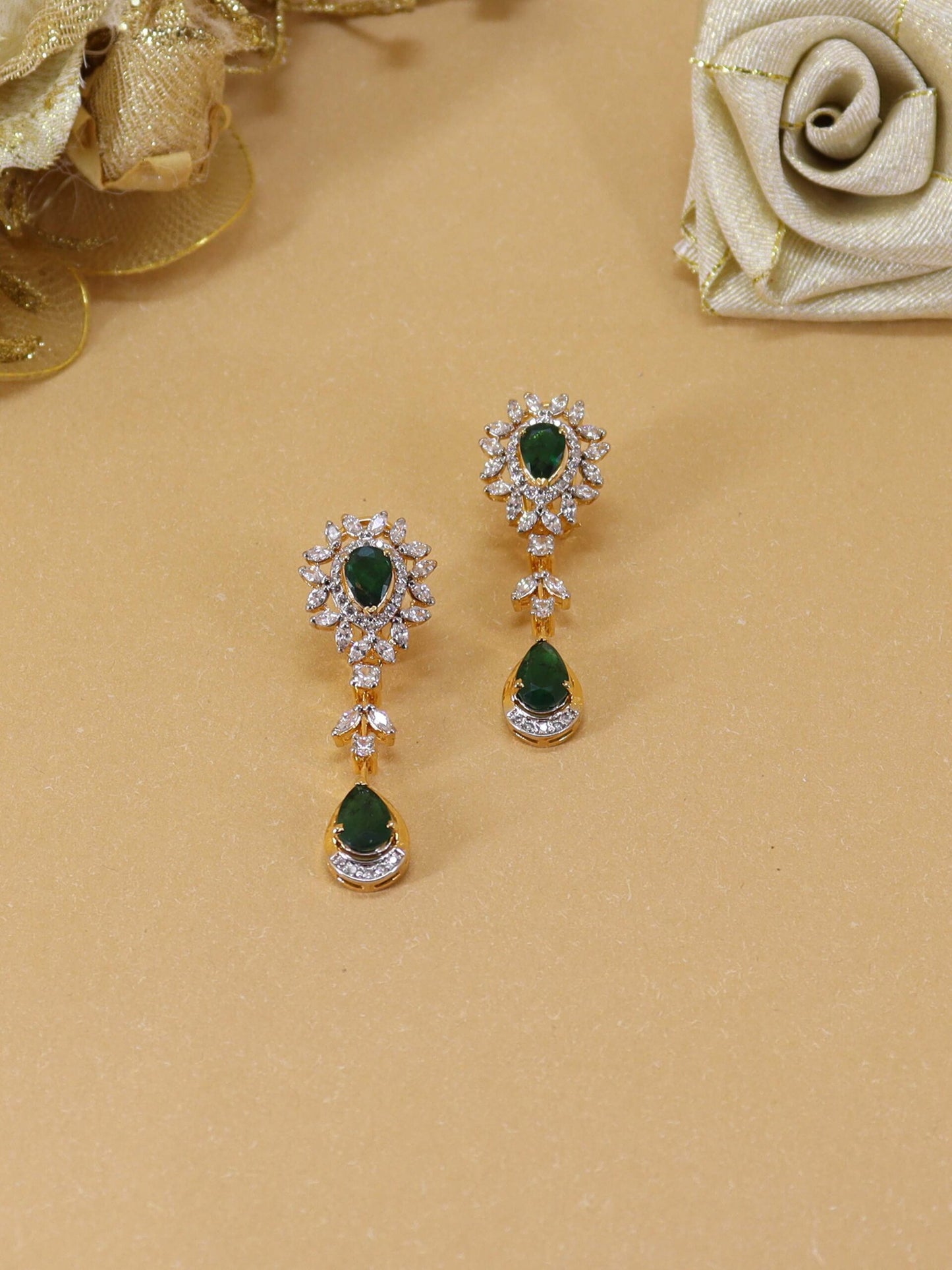Earings Studded With Green Zircons In 925 Silver.