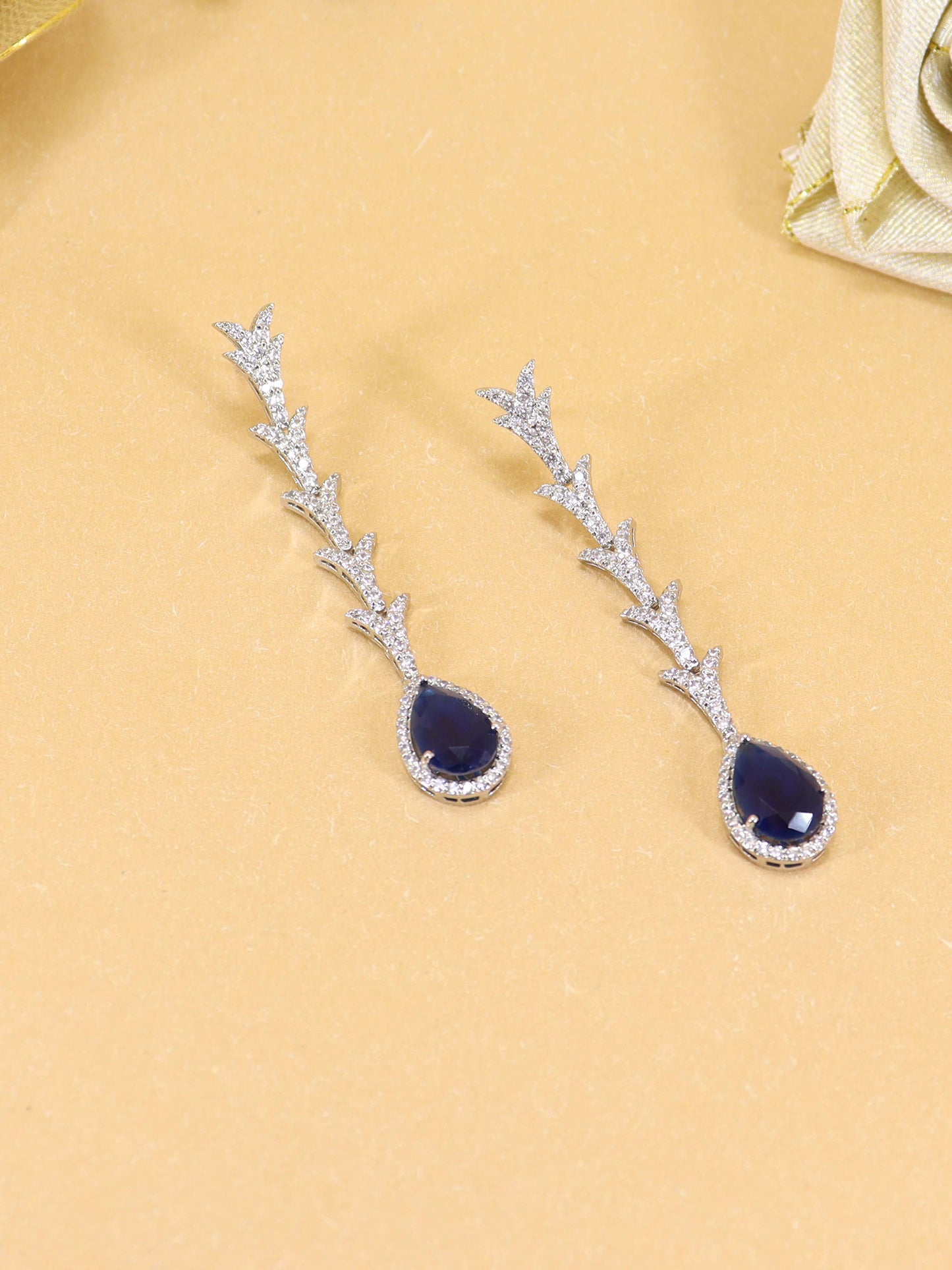 Earing With Zircons And Semiprecious Sapphire In 925 Silver.