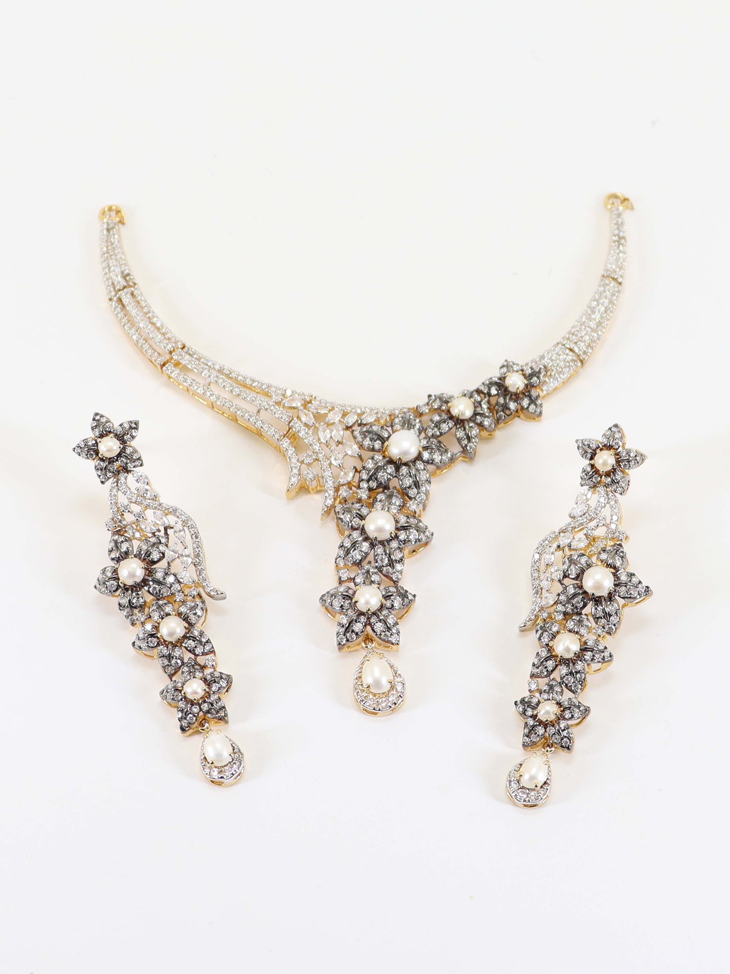 Antique Style Necklace Set Studded With Pearls And Zircons In 925 Silver.