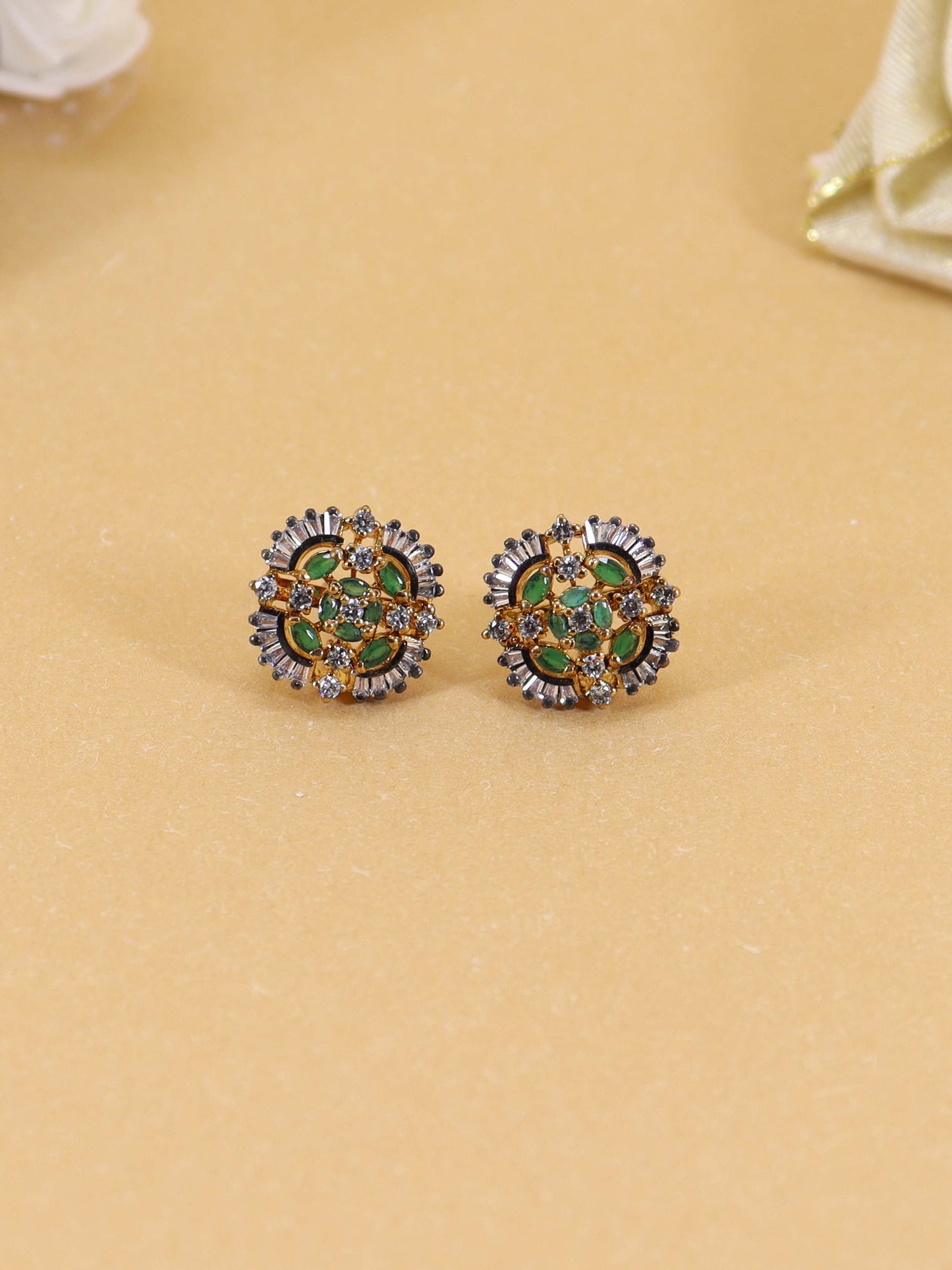 Antique Tops Studded With Green Zircons In 925 Silver.