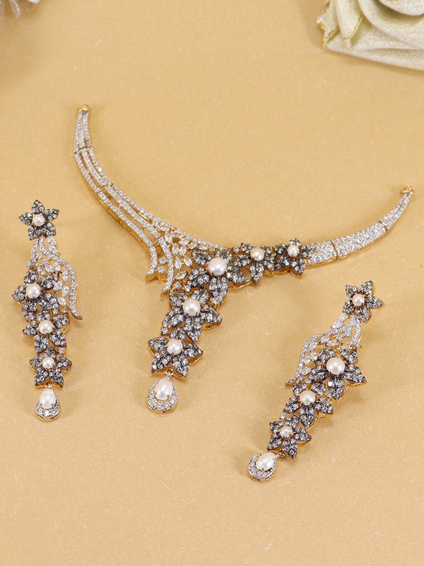 Antique Style Necklace Set Studded With Pearls And Zircons In 925 Silver.