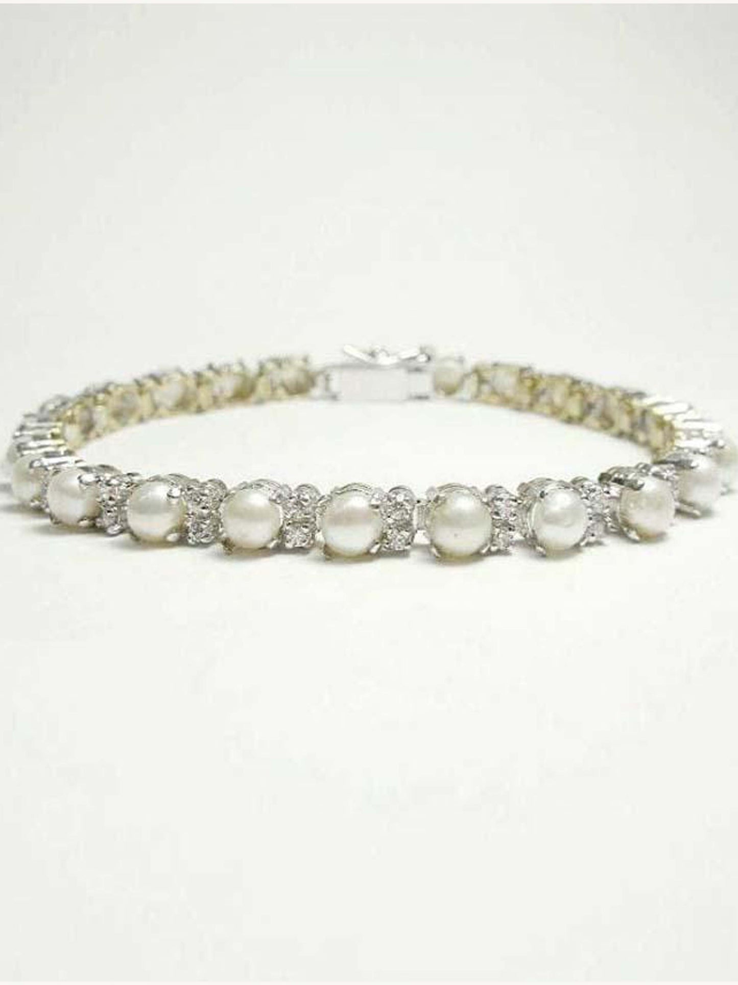 Pearls Bracelet In Silver.