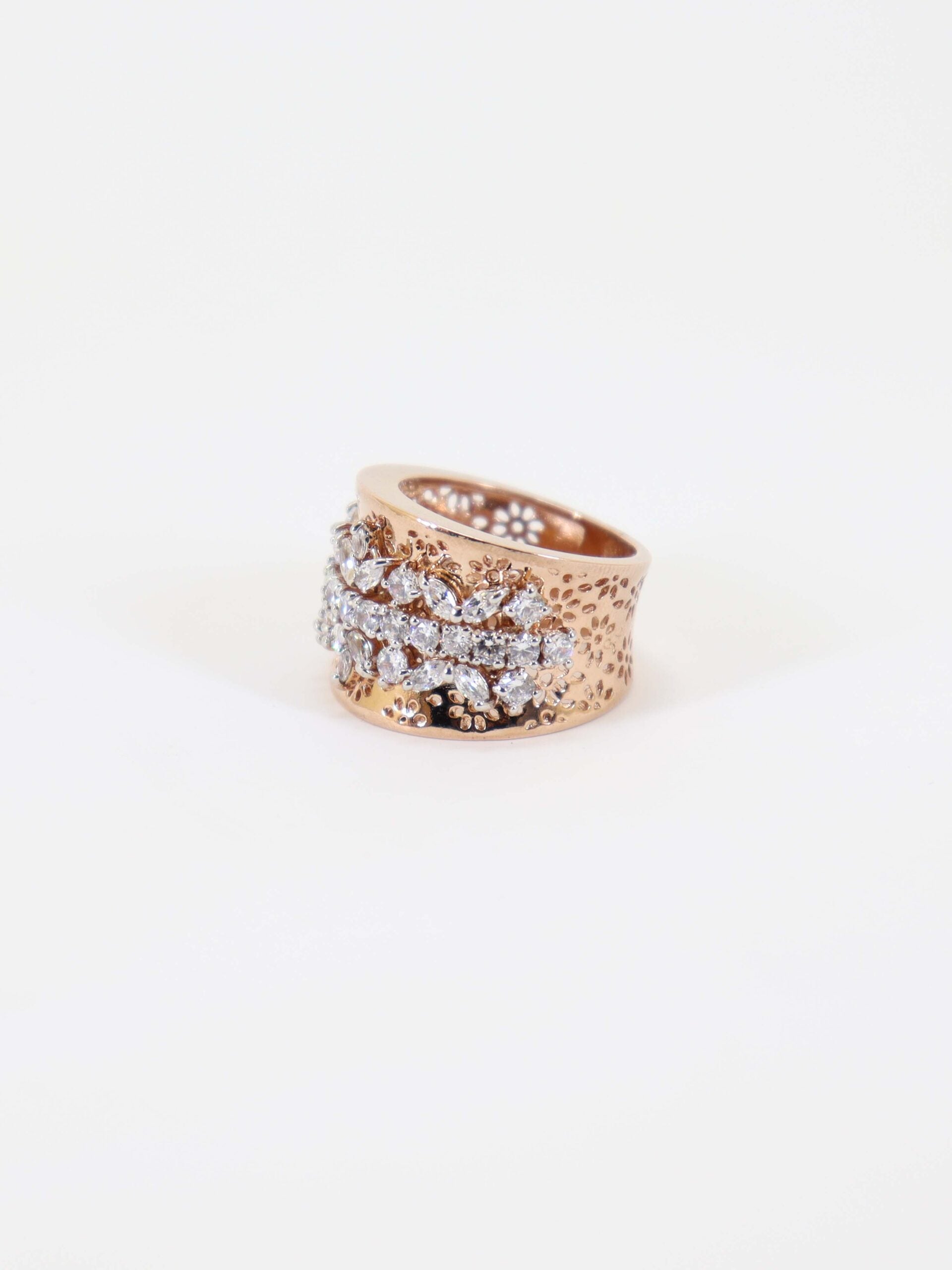Diamond Style Ring Studded With Zircons In 925 Silver.