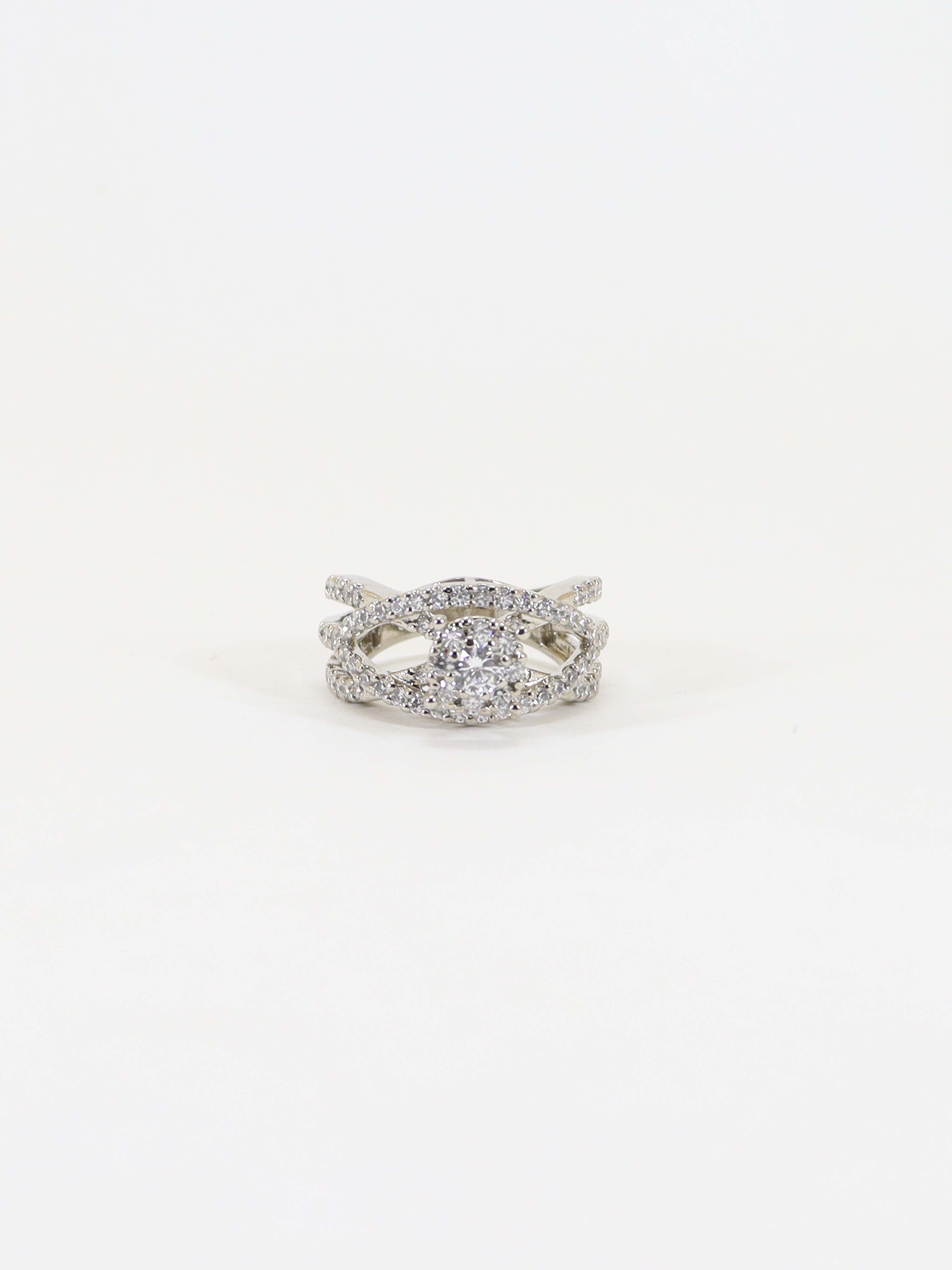 Ring Studded With Zircons In 925 Silver.