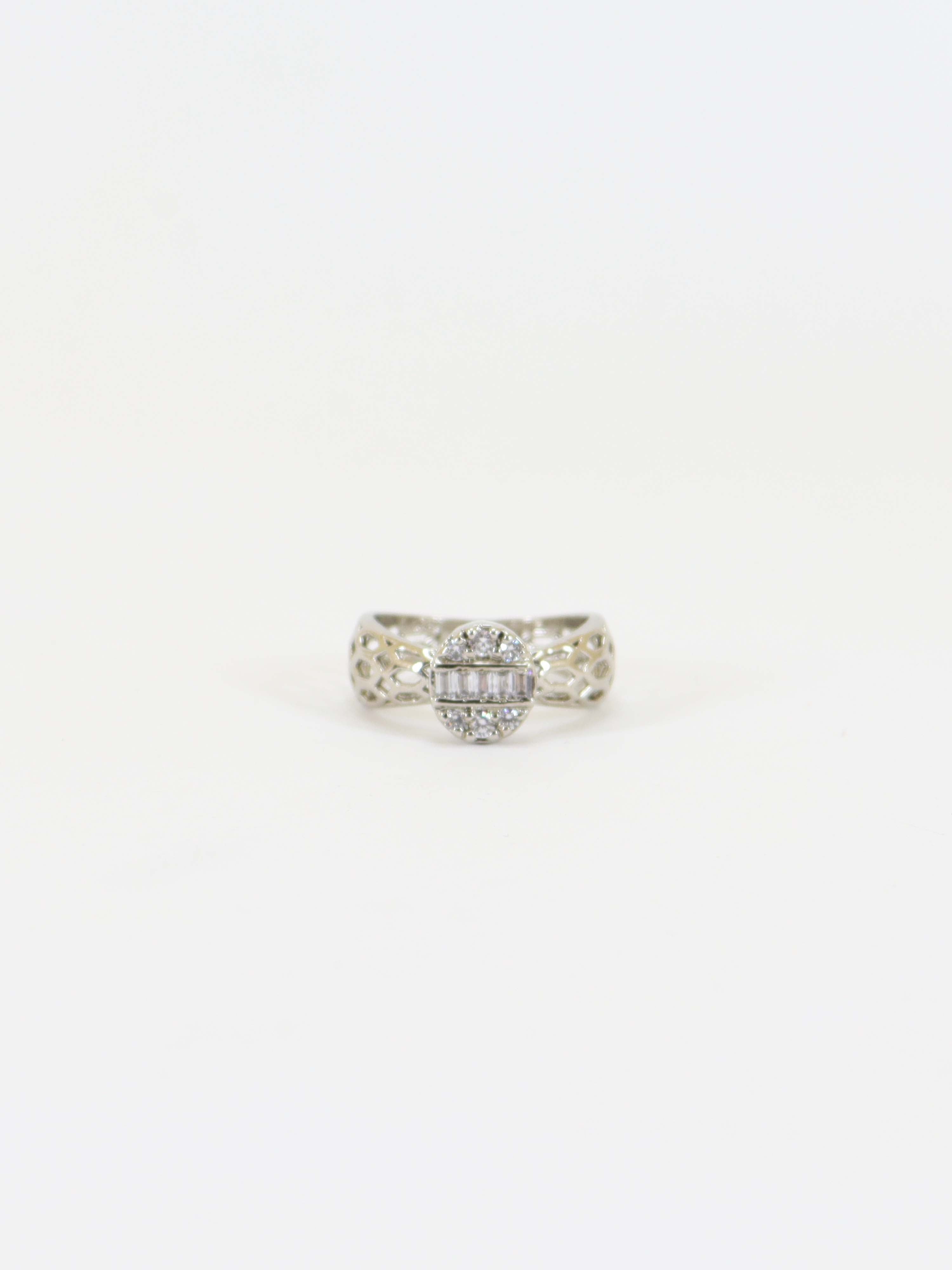 Ring Studded With Zircons In 925 Silver.