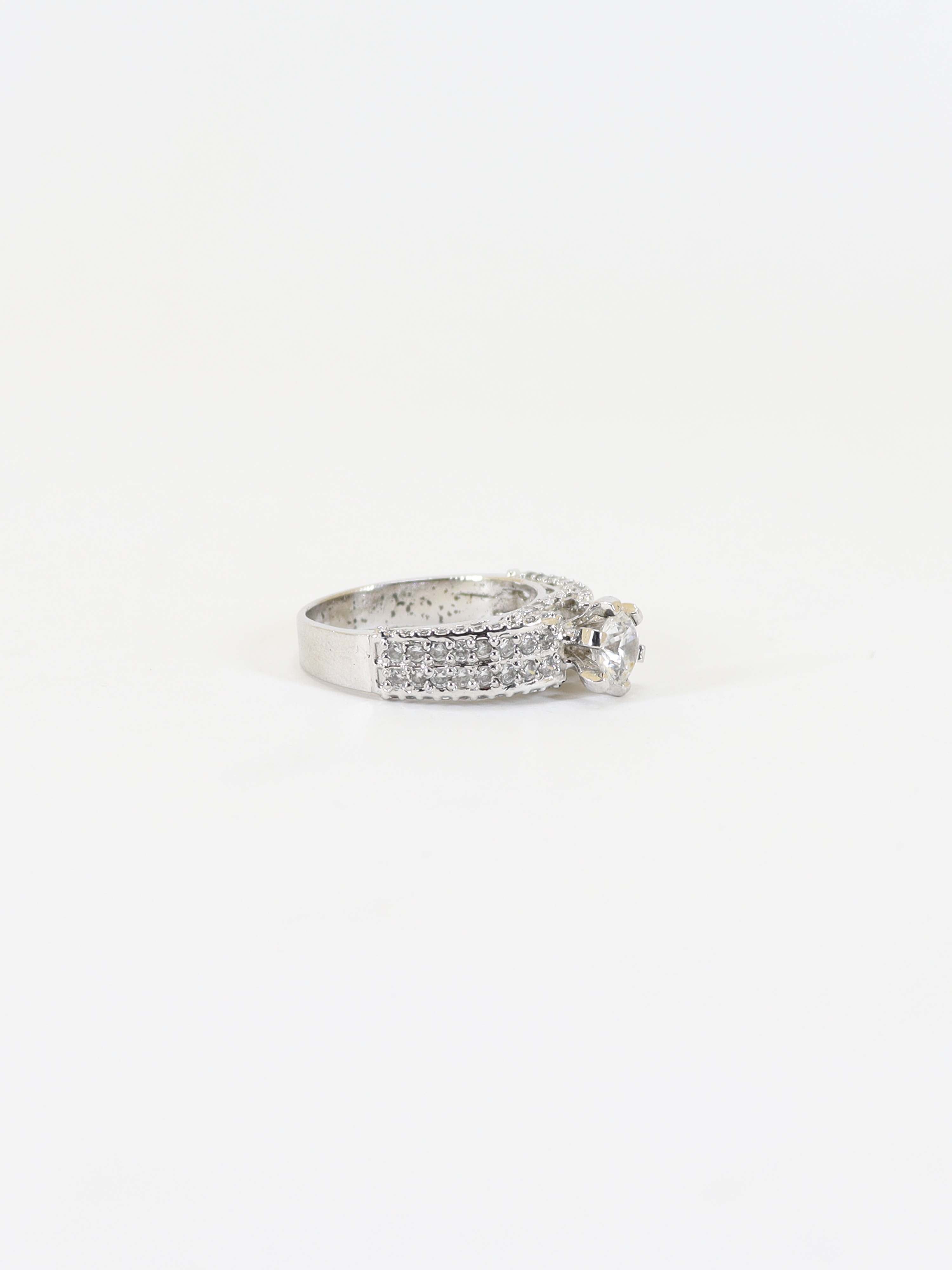 Ring Studded With Zircons In 925 Silver.