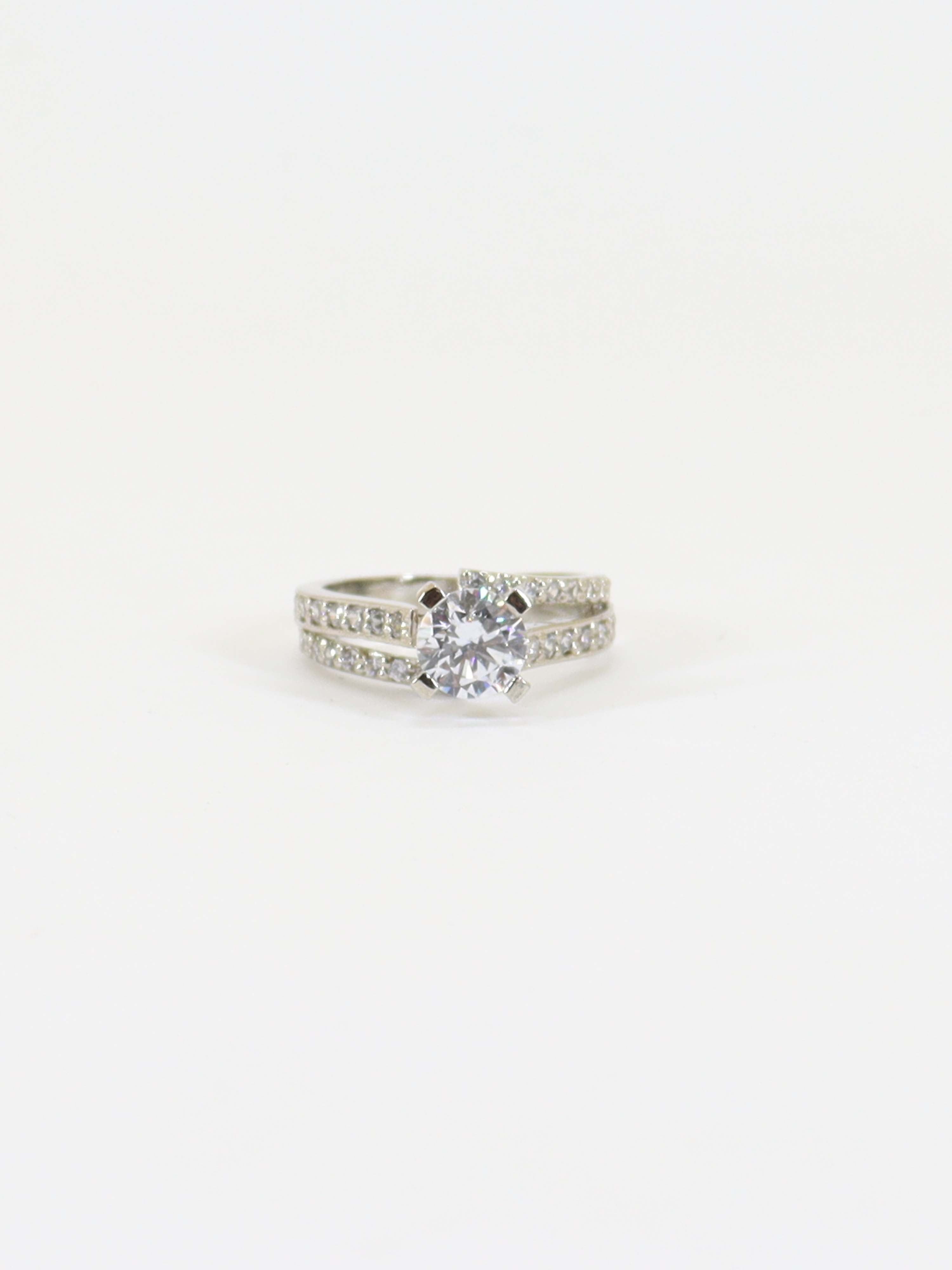 Ring Studded With Zircons In 925 Silver.
