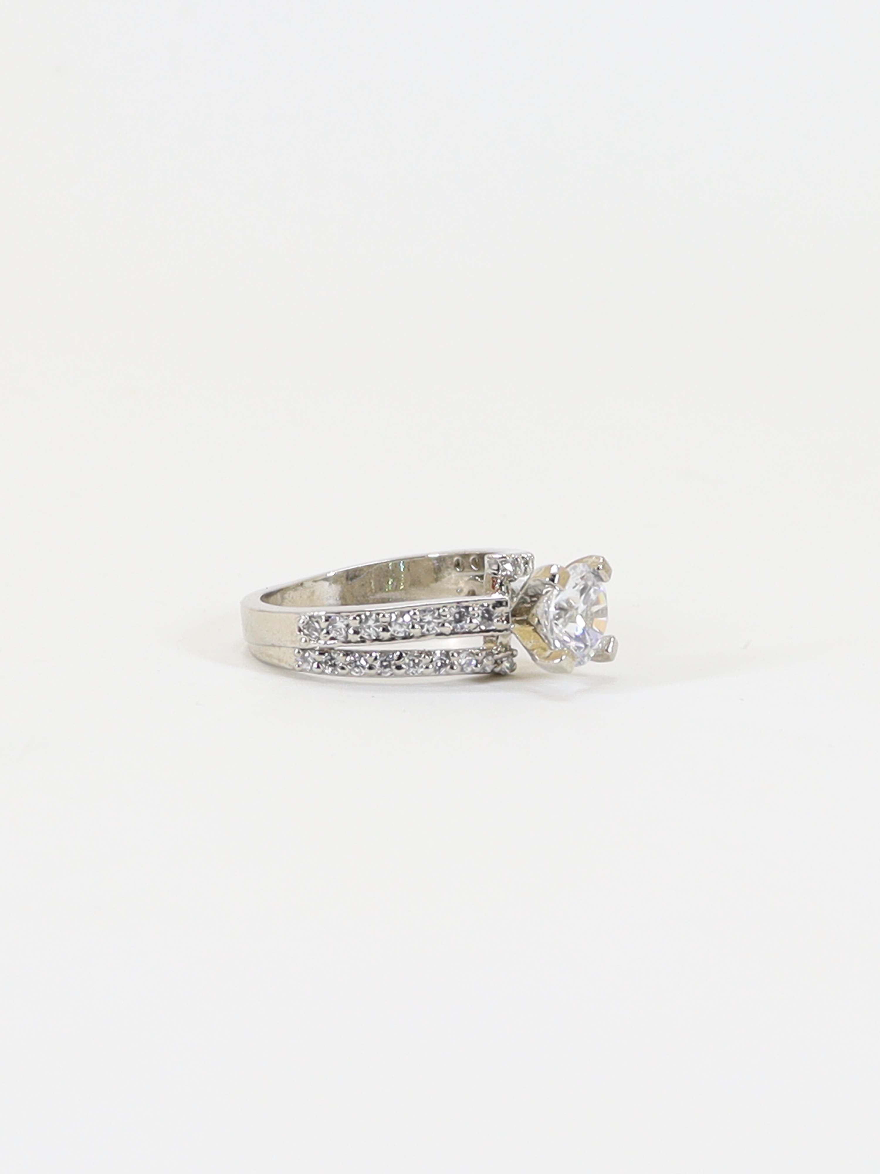 Ring Studded With Zircons In 925 Silver.