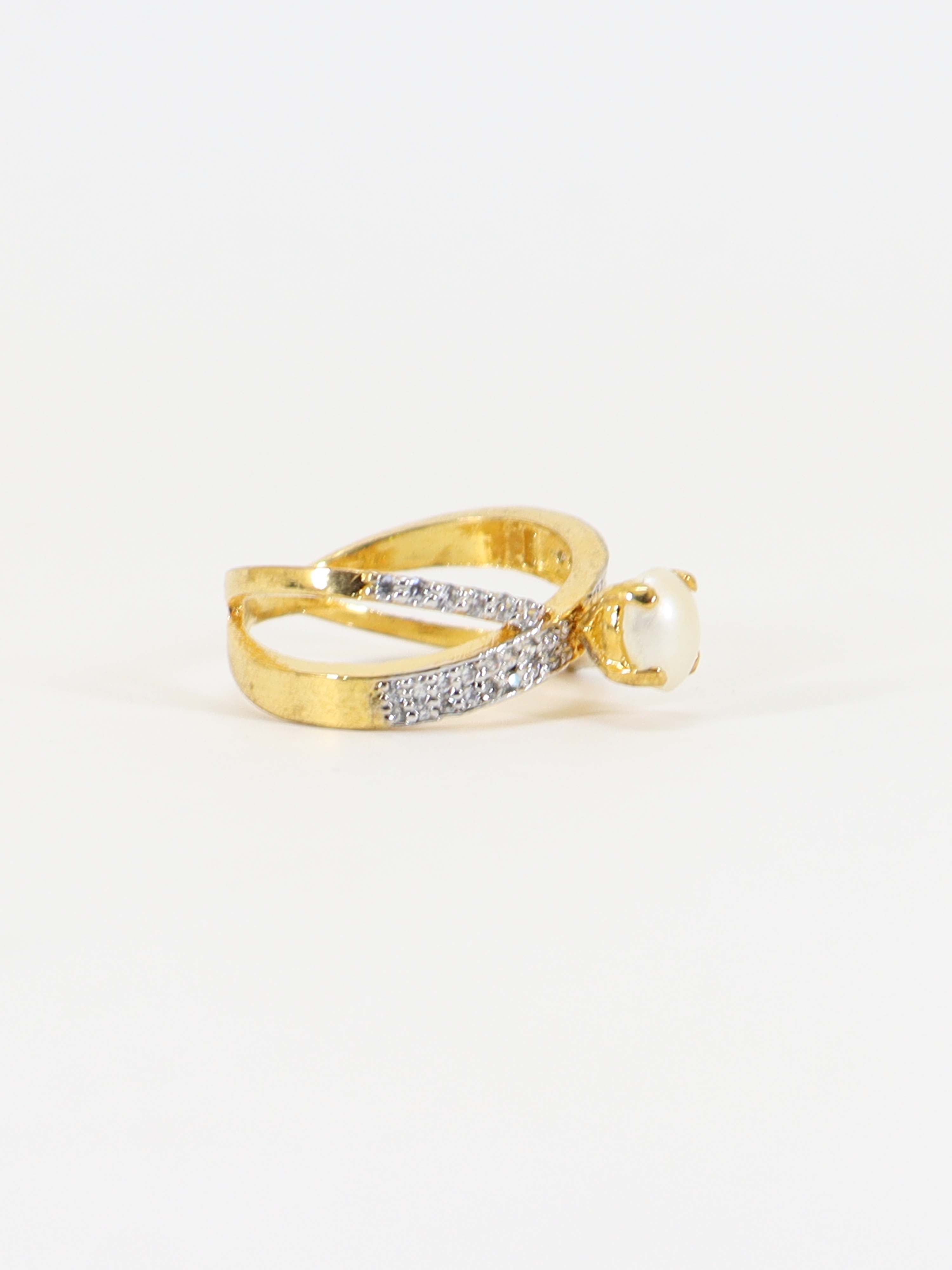 Ring With Pearl And Zircons In 925 Silver.