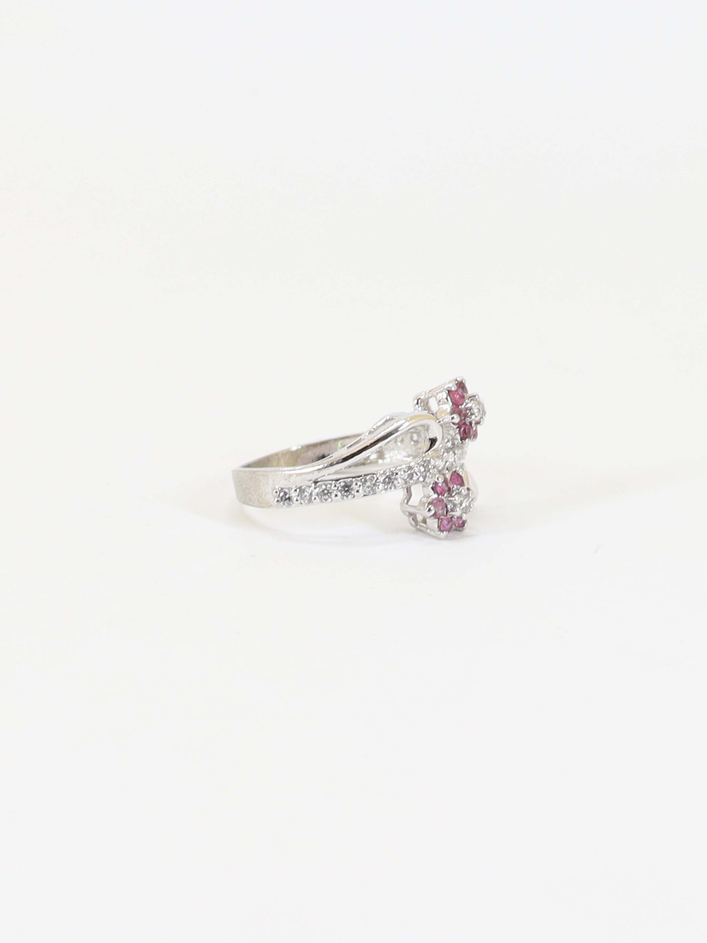 Ring Studded With Zircons And Ruby In 925 Silver.