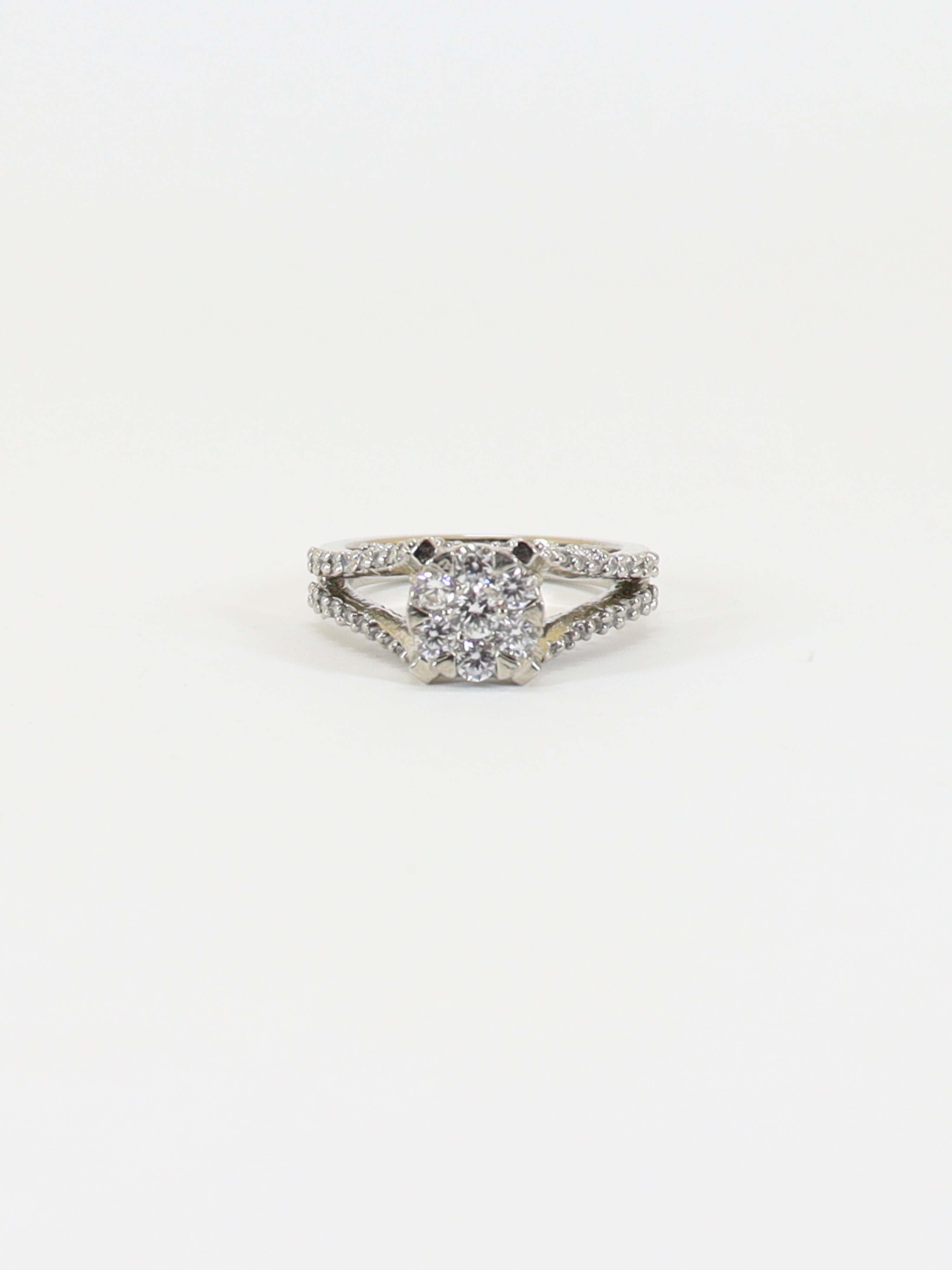 Ring Studded With Zircons In 925 Silver.