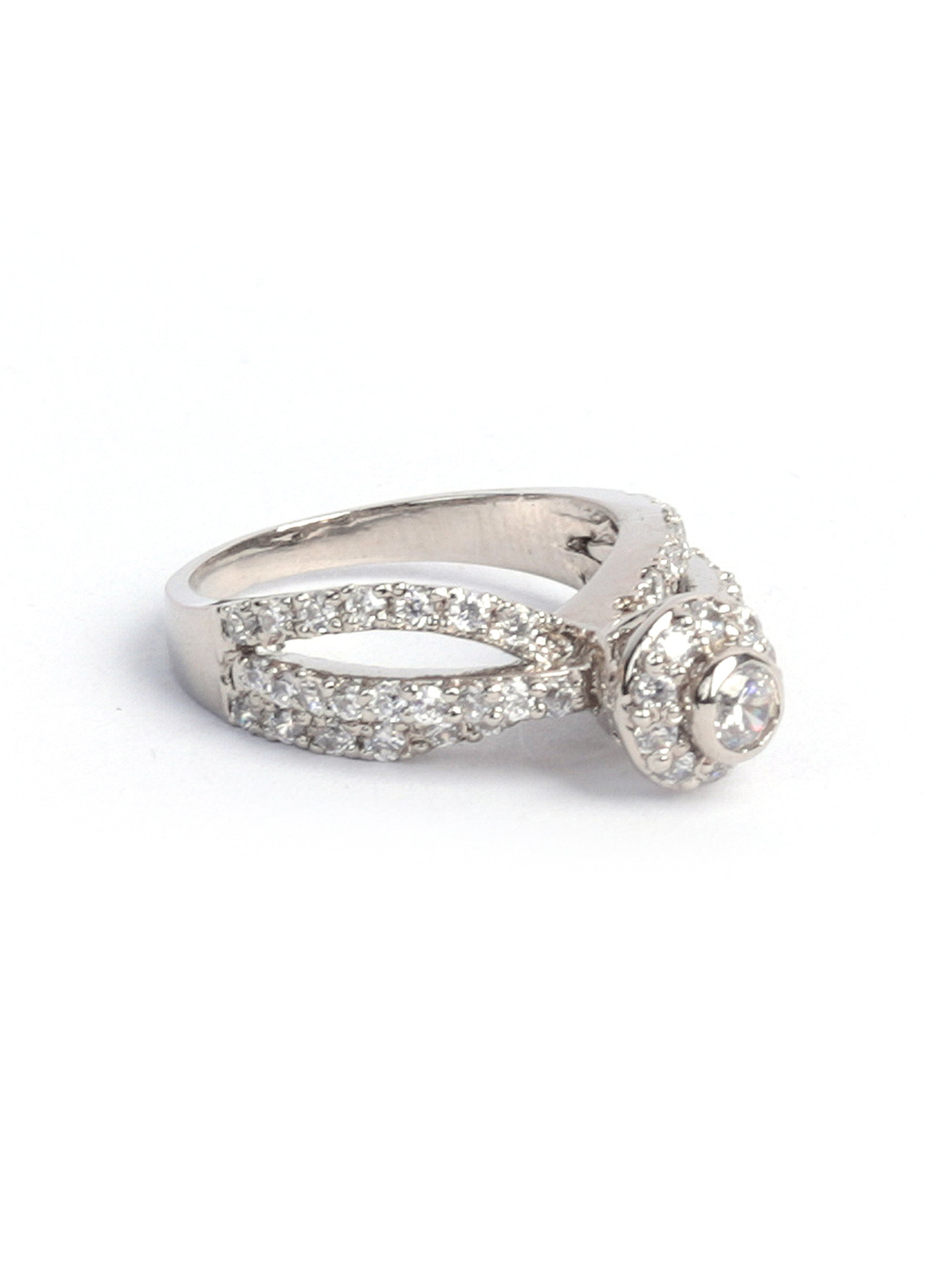 Ring Studded With Zircons In 925 Silver.