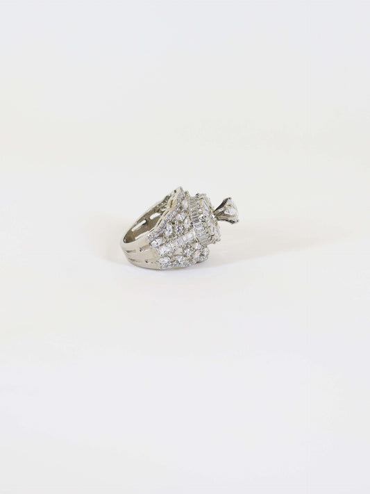 Ring Studded With Zircons In 925 Silver.